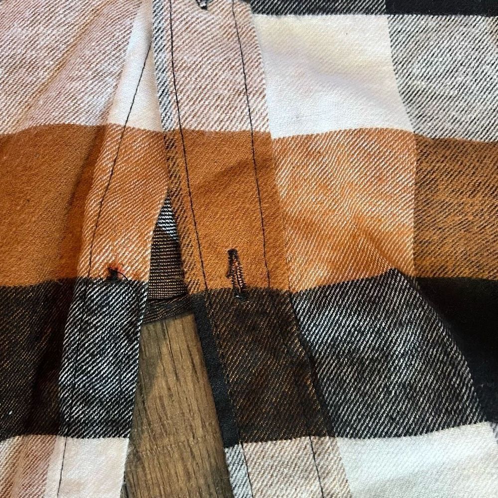 Aaliyah buffalo plaid shirt, size XL GUC, wearable art! Graphic on back - Picture 7 of 7